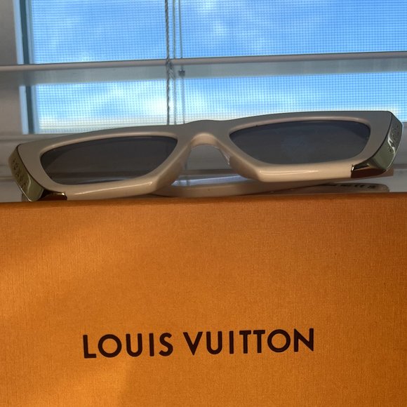 Louis Vuitton Moon Cat Eye Sunglasses Creme Monogram Temples - Picture 3 of 10